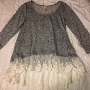 Quarter sleeved grey laced top